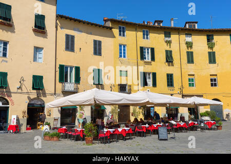 Piazza del Anfiteatro à Lucca, Italie Banque D'Images