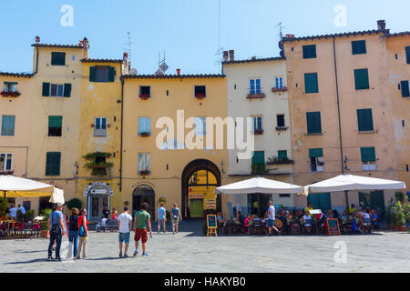 Piazza del Anfiteatro à Lucca, Italie Banque D'Images