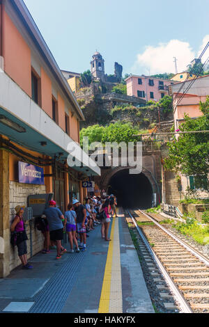 La gare avec des personnes non identifiées à Vernazza, Italie Banque D'Images