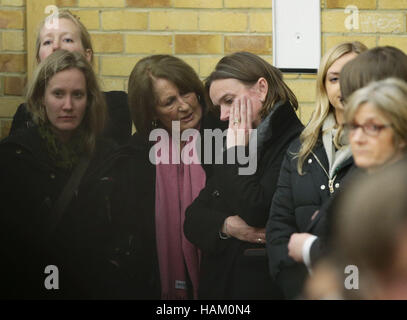 Zac Goldsmith's mother Lady Annabel Goldsmith (3e à gauche), un partisan des consoles avec affliction que sa femme Alice Rothschild (à gauche) l'écoute parler, après sa défaite par le gagnant de l'élection partielle de Richmond Park - Libéral démocrate nouvellement élu MP Sarah Olney - à Richmond upon Thames College, Richmond, Londres. Banque D'Images