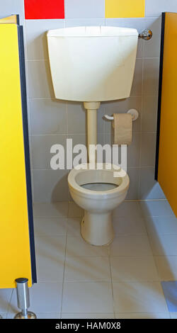 Petites toilettes blanc avec rouleau de papier toilettes dans la salle de bains les enfants de maternelle Banque D'Images