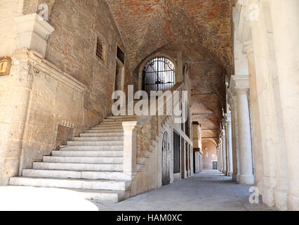 Large escalier en pierre avec des marches à monter au-dessus de la Basilique palladienne dans la ville de Vicenza en Italie Banque D'Images
