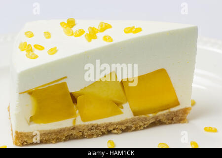 Close up de la tarte à la crème de mangue pelée avec mung bean on white plate Banque D'Images