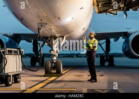 L'équipage au sol de l'avion sur l'aire de contrôle des travailleurs Banque D'Images