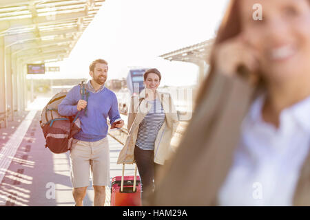 Couple at train station Banque D'Images