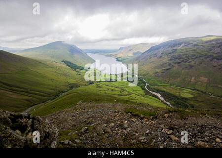 La vallée de Wasdale avec montagnes alentour et un lac dans le centre Banque D'Images