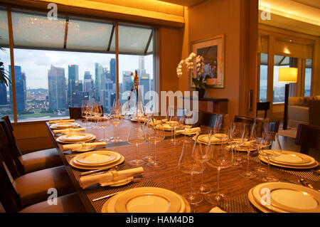 Singapour - 23 juillet 2016 : chambre d'hôtel de luxe avec un intérieur moderne, une table à manger et une superbe vue sur la Marina Bay Banque D'Images