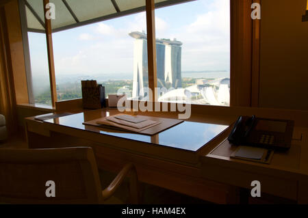 Singapour - 23 juillet 2016 : chambre d'hôtel de luxe avec un intérieur moderne et une superbe vue sur la Marina Bay, bureau ordinateur portable Banque D'Images