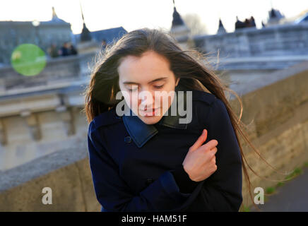 Portrait de la belle fille qui ont froid à Paris Banque D'Images