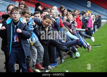 Des centaines d'élèves, et leurs enseignants, inscrivez-vous un géant conga dance à Hampden Park, Glasgow, de lever des fonds pour la ville de Glasgow s'occuper. Banque D'Images