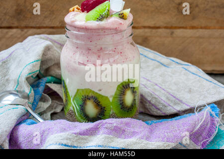 Smoothie fraise-banane avec kiwi, Chia, les noix et la noix de coco dans un pot. Parfait pour le régime de detox ou simplement un repas sain. L'amour pour la santé des aliments crus Banque D'Images