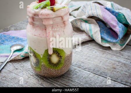 Smoothie fraise-banane avec kiwi, Chia, les noix et la noix de coco dans un pot. Parfait pour le régime de detox ou simplement un repas sain. L'amour pour la santé des aliments crus Banque D'Images