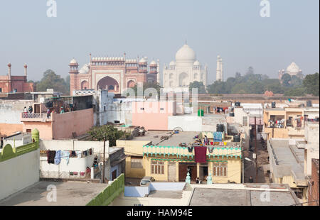 AGRA, INDE - 1 janvier 2015 : vue sur l'horizon à travers les toits résidentiels vers le Taj Mahal sur un jour brumeux. Banque D'Images