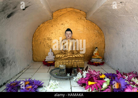 Petit Bouddha en or, statue Bouddha assis en prière culte avec des offrandes, Weherahena Temple, Matara, Province de Liège Banque D'Images