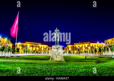 La place Skanderbeg, avec sa statue à Tirana - Albanie Banque D'Images