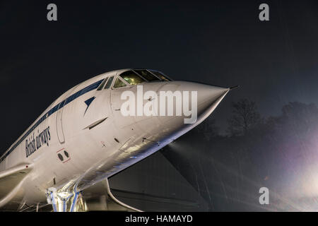 Avion de ligne supersonique à la retraite Concorde G-BBDG de nuit à la Brooklands Museum près de Weybridge Banque D'Images