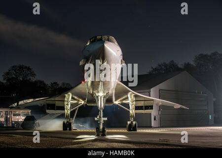 Avion de ligne supersonique à la retraite Concorde G-BBDG de nuit à la Brooklands Museum près de Weybridge Banque D'Images