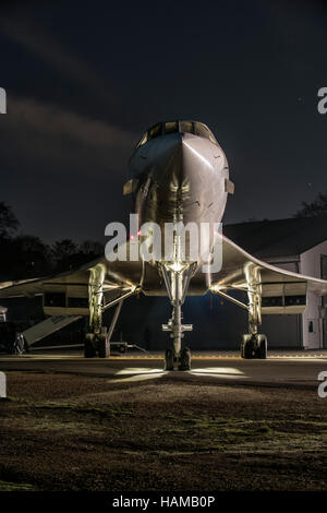 Avion de ligne supersonique à la retraite Concorde G-BBDG de nuit à la Brooklands Museum près de Weybridge Banque D'Images