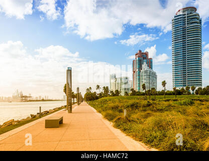 La vue sur un parc de South Pointe à South Beach, Miami Beach, Florida, USA. Banque D'Images