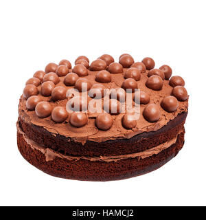Un gâteau au chocolat fait maison sur un fond blanc Banque D'Images