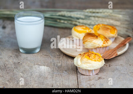 Fils d'or Muffin avec fourche en bois et le lait sur la table en bois. Dessert thaïlandais appeler Foi Thong. Banque D'Images