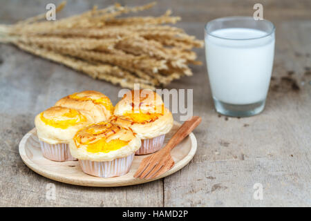 Fils d'or Muffin avec fourche en bois et le lait sur la table en bois. Dessert thaïlandais appeler Foi Thong. Banque D'Images