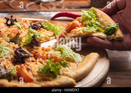 Concept : Les menus de restaurant, d'une saine alimentation, faits maison, gourmands, la gloutonnerie pizza César malpropre sur fond de bois Banque D'Images