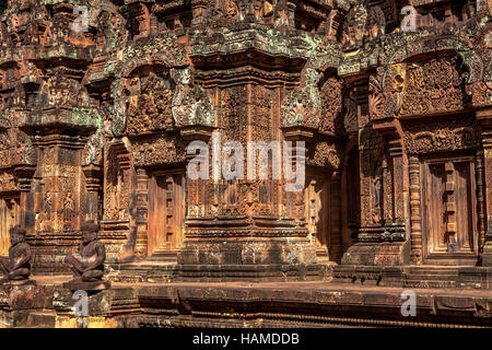 Sculptures antiques complexes en grès rouge au 10e siècle à l'ensemble du temple de Banteay Srei, Royaume du Cambodge. Banque D'Images