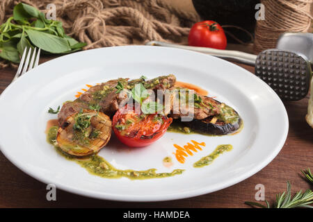 Concept : Les menus de restaurant, d'une saine alimentation, faits maison, gourmands, la gourmandise. Plaque blanche de médaillons de veau aux légumes grillés et pesto avec Banque D'Images