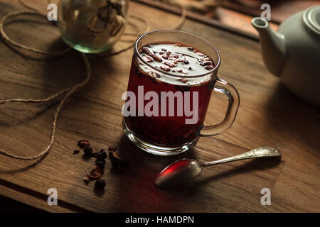 Concept : Les menus de restaurant, d'une saine alimentation, faits maison, gourmands, la gourmandise. Hibiscus tea avec des morceaux de fruit et de sucre en verre sur bois vintage backgrou Banque D'Images