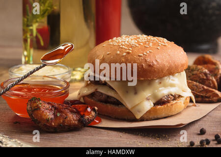 Concept : Les menus de restaurant, d'une saine alimentation, faits maison, gourmands, la gourmandise. Chambre double cheeseburger avec des ingrédients, des boissons et les quartiers de pommes de terre sur moi Banque D'Images