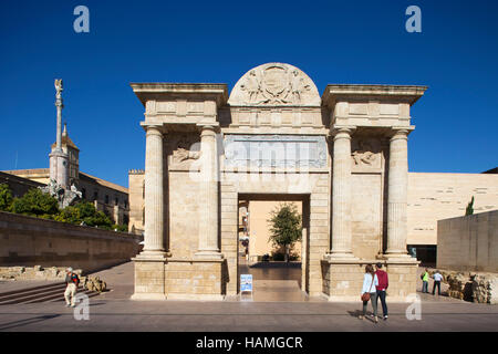 La Puerta del Puente et colonne de l'Triunfo de San Rafael, Cordoue, Andalousie, Espagne, Europe Banque D'Images