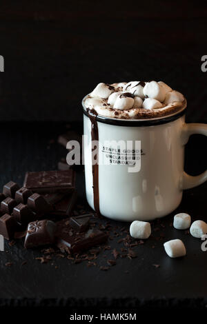 Chocolat chaud avec des guimauves et du chocolat en morceaux Banque D'Images