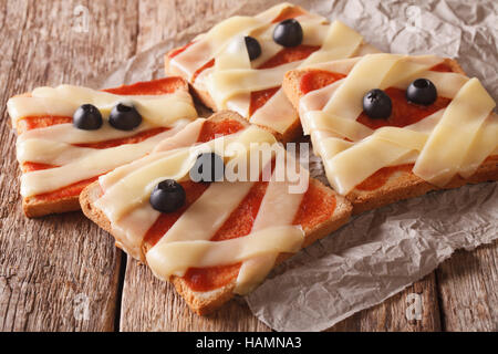Terrible de sandwiches pour Halloween dans la forme d'une momie sur la table. L'horizontale Banque D'Images