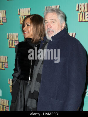 New York, USA. 06Th Dec 2016. Grace Hightower & Robert De Niro assister à la soirée d'ouverture pour un Bronx Tale La nouvelle comédie musicale au théâtre Longacre Crédit : lev radin/Alamy Live News Banque D'Images