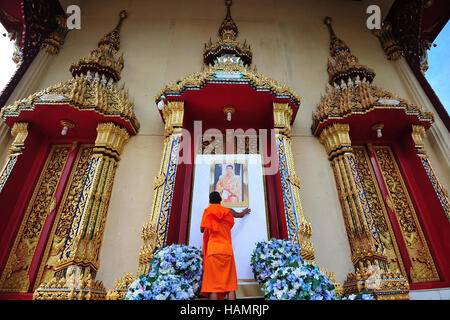 Bangkok, Thaïlande. 2 Décembre, 2016. Un moine ressemble à un portrait de la Thaïlande est nouveau Roi Maha Vajiralongkorn à Bangkok, Thaïlande, le 2 décembre 2016. La Thaïlande est le Prince Maha Vajiralongkorn a accepté l'invitation du président du Parlement européen à monter sur le trône et donc formellement proclamé Roi Rama X dans une cérémonie télévisée. © Sageamsak Rachen/Xinhua/Alamy Live News Banque D'Images