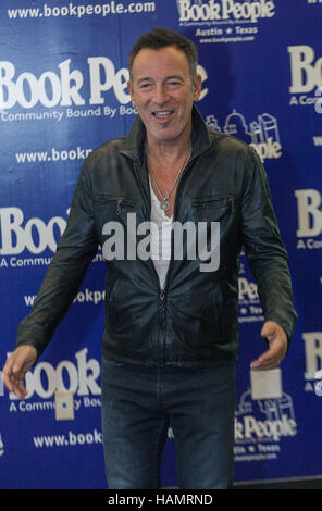 Austin, Texas, États-Unis. 1er décembre 2016. Bruce Springsteen fans accueille à BookPeople à Austin, TX comme partie de son livre, la promotion de la tournée de son nouveau livre ''Born to run' Credit : Rustin Gudim/ZUMA/Alamy Fil Live News Banque D'Images