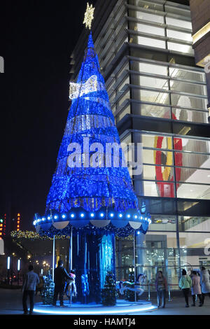 Xi'an, province du Shaanxi en Chine. 1er décembre 2016. Arbre de Noël attire l'attention des gens dans la rue à Xi'an, capitale de la Province chinoise de Shaanxi nord-ouest, 1er décembre 2016. La rue est décoré avec divers arbres de Noël et des expositions à thème de conte de fées, se félicitant de l'affiche à venir le jour de Noël. Un arbre de Noël est faite de macaron. © SIPA Asie/ZUMA/Alamy Fil Live News Banque D'Images