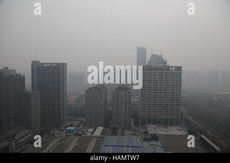 Xi'an, Chine. 2 Décembre, 2016. Météo. Le smog lourds suaires Xi'an, capitale du nord-ouest de la Chine, dans la province de Shaanxi, du 2 décembre 2016. Crédit : SIPA Asie/ZUMA/Alamy Fil Live News Banque D'Images