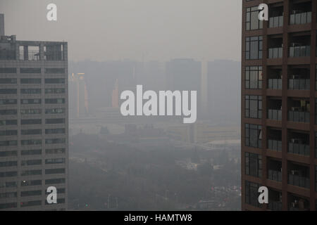 Xi'an, Chine. 2 Décembre, 2016. Météo. Le smog lourds suaires Xi'an, capitale du nord-ouest de la Chine, dans la province de Shaanxi, du 2 décembre 2016. Crédit : SIPA Asie/ZUMA/Alamy Fil Live News Banque D'Images