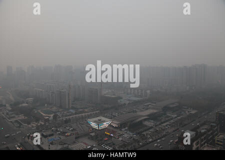 Xi'an, Chine. 2 Décembre, 2016. Météo. Le smog lourds suaires Xi'an, capitale du nord-ouest de la Chine, dans la province de Shaanxi, du 2 décembre 2016. Crédit : SIPA Asie/ZUMA/Alamy Fil Live News Banque D'Images