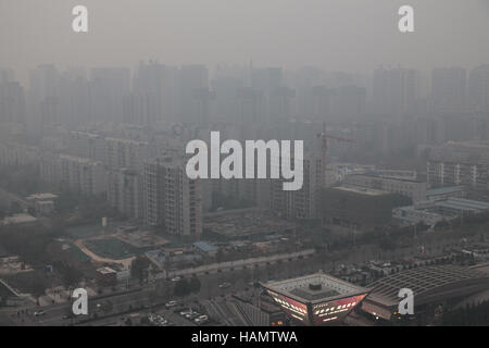 Xi'an, Chine. 2 Décembre, 2016. Météo. Le smog lourds suaires Xi'an, capitale du nord-ouest de la Chine, dans la province de Shaanxi, du 2 décembre 2016. Crédit : SIPA Asie/ZUMA/Alamy Fil Live News Banque D'Images