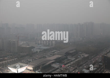 Xi'an, Chine. 2 Décembre, 2016. Météo. Le smog lourds suaires Xi'an, capitale du nord-ouest de la Chine, dans la province de Shaanxi, du 2 décembre 2016. Crédit : SIPA Asie/ZUMA/Alamy Fil Live News Banque D'Images