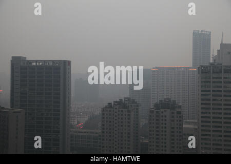 Xi'an, Chine. 2 Décembre, 2016. Météo. Le smog lourds suaires Xi'an, capitale du nord-ouest de la Chine, dans la province de Shaanxi, du 2 décembre 2016. Crédit : SIPA Asie/ZUMA/Alamy Fil Live News Banque D'Images