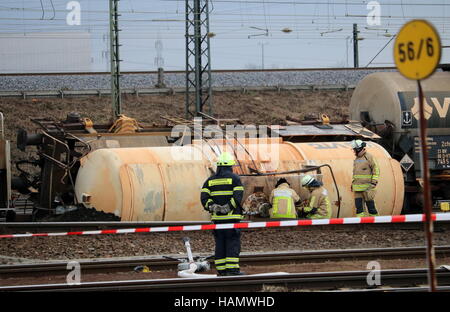 Bischofsheim, Allemagne. 2 Décembre, 2016. Un wagon-citerne renversé rempli avec de l'acide nitrique se trouve à la gare de Bischofsheim, Allemagne, 2 décembre 2016. Le trafic ferroviaire dans Bischosheim entre Francfort et Wiesbaden a été fermée. Des milliers de passagers ont été retardés et a dû utiliser détours. Photo : Einsatzreport Suedhessen/dpa/Alamy Live News Banque D'Images