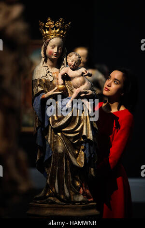 London, UK 2 Déc 2016 - vue d'un membre du personnel à 'Vierge à l'enfant" de la Collection, Reinhold Hofstatter vienne à un essai à Sotheby's Old Masters à venir Soirée vendre à Bond Street le 7 décembre 2016. Credit : Dinendra Haria/Alamy Live News Banque D'Images