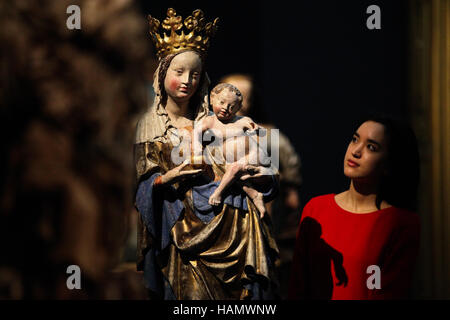 London, UK 2 Déc 2016 - vue d'un membre du personnel à 'Vierge à l'enfant" de la Collection, Reinhold Hofstatter vienne à un essai à Sotheby's Old Masters à venir Soirée vendre à Bond Street le 7 décembre 2016. Credit : Dinendra Haria/Alamy Live News Banque D'Images