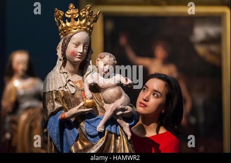 Londres, Royaume-Uni. 2 décembre 2016. Un membre du personnel vues 14ème siècle vierge à l'enfant sculpture (est. 60-80k), à un essai de Sotheby's Old Masters à venir Vente du soir à New Bond Street. Crédit : Stephen Chung / Alamy Live News Banque D'Images