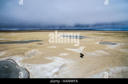 (161202) -- GOLMUD, 2 décembre 2016 (Xinhua) -- photo aérienne prise le 1 décembre 2016, présente le paysage de Hoh Xil, dans la province de Qinghai en Chine. La Réserve Naturelle de Hoh Xil avec altitude moyenne plus de 4 600 mètres, couvrant une superficie de 45 000 kilomètres carrés, abrite plus de 230 espèces d'animaux sauvages. (Xinhua/Wu Gang) (zyd) Banque D'Images