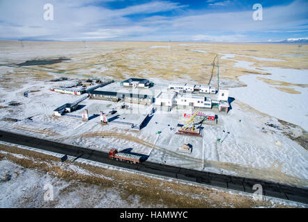 (161202) -- GOLMUD, 2 décembre 2016 (Xinhua) -- photo aérienne prise le 2 décembre 2016 présente le décor de Hoh Xil, dans la province de Qinghai en Chine. La Réserve Naturelle de Hoh Xil avec altitude moyenne plus de 4 600 mètres, couvrant une superficie de 45 000 kilomètres carrés, abrite plus de 230 espèces d'animaux sauvages. (Xinhua/Wu Gang) (zyd) Banque D'Images